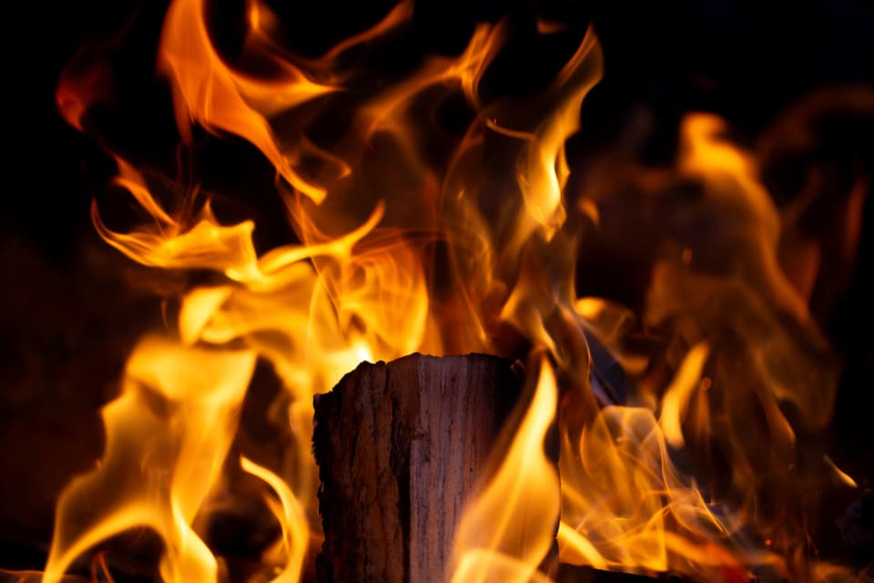 Fuego encendido sobre leña